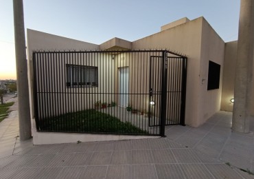 CASA EN VENTA -  CALLE ISLA SOLEDAD ESQ PROVINCIA DE ENTRE RIOS 